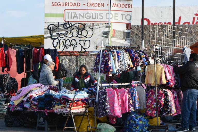 Tianguistas de Palmillas, listos para la venta de ropa escolar - El Sol de  Toluca | Noticias Locales, Policiacas, sobre México, Edomex y el Mundo