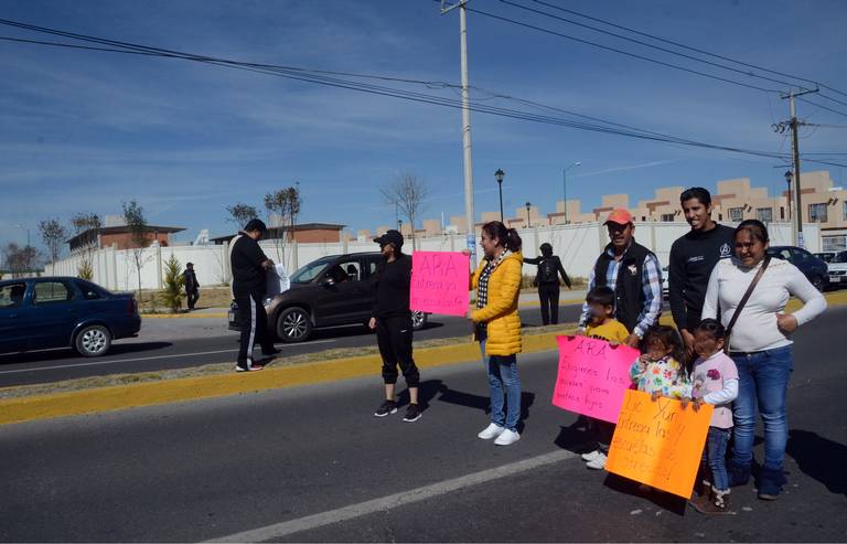 Realizan plantón en casas Ara por escuelas abandonadas - El Sol de Toluca |  Noticias Locales, Policiacas, sobre México, Edomex y el Mundo