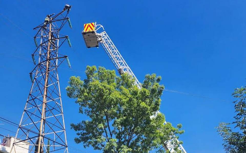 Torres de alta tensión para conducir la electricidad. Fotografía